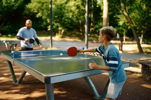 Partie de ping-pong au camping le Clairet, camping familial proche d’Aix-les-Bains