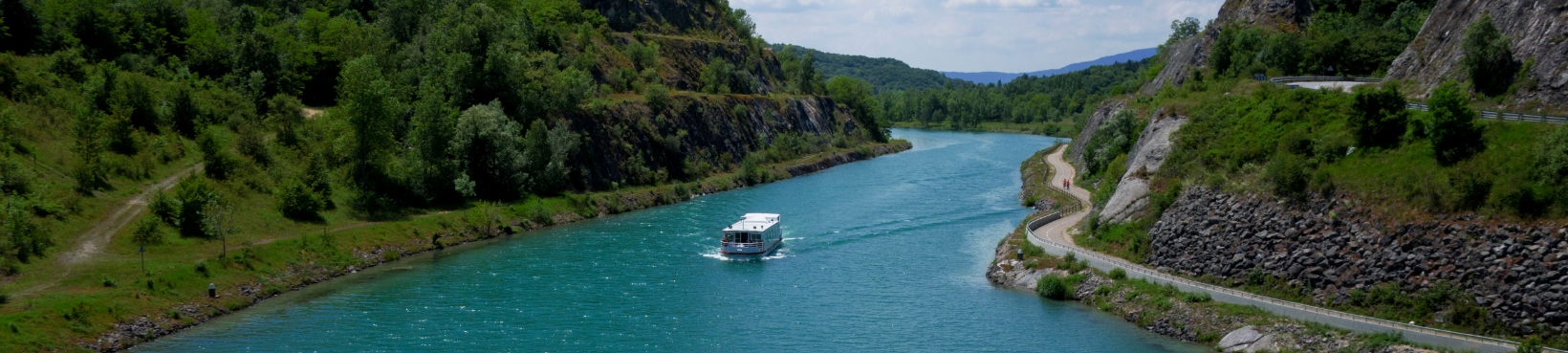 Cyclotourisme sur la ViaRhona, vue sur le Rhône et la bikeroad