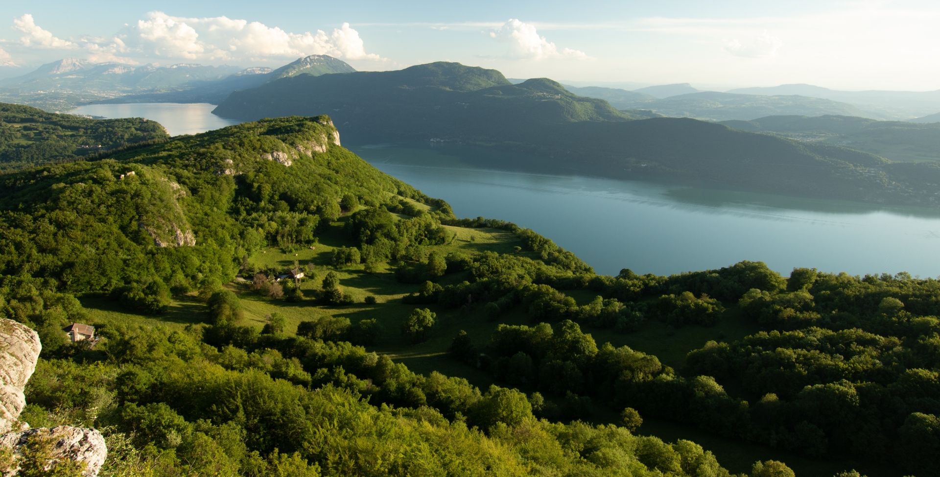 Vue aérienne des montagnes savoyardes. Camping en Savoie Le Clairet : vacances ressourçantes entre lacs et montagnes