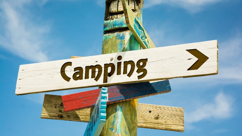 Panneau de direction du camping à Serrières-en-Chautagne le Clairet