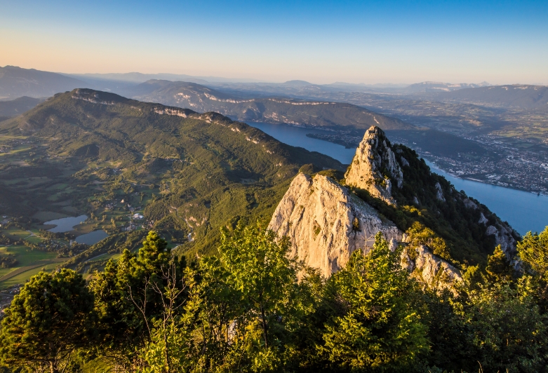 Le Camping Le Clairet est idéalement situé pour explorer les trésors de la Savoie.