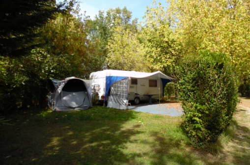 Emplacement camping pour tente du camping le Clairet en Savoie, près du Lac du Bourget