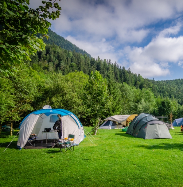 = Emplacements camping spacieux et verdoyants, pour tente, caravane et camping-car
