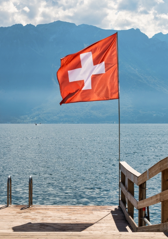 Lac Léman, avec le drapeau suisse