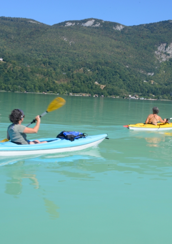 Activité sportive kayak, sur le lac d'Aiguebelette en Savoie

