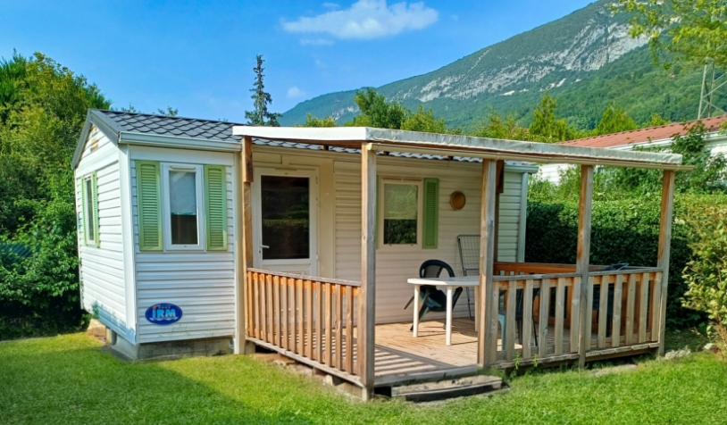 Vue extérieure du mobil-home IRM, en location au camping le Clairet, près du Lac du Bourget