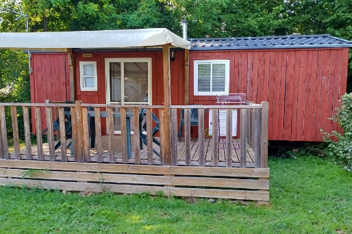 Vue extérieure du mobil-home 2/4 personnes avec terrasse en bois, en location au camping le Clairet en Savoie