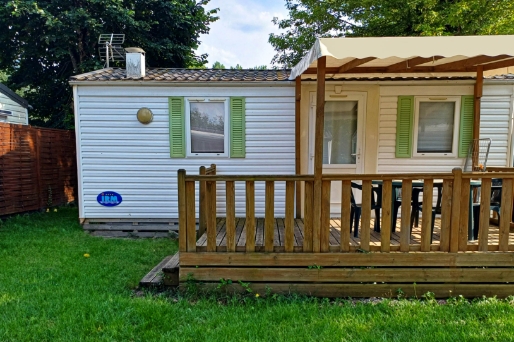 Vue extérieure du mobil-home 4/6 personnes avec terrasse en bois, en location au camping le Clairet à Serrières-en-Chautagne