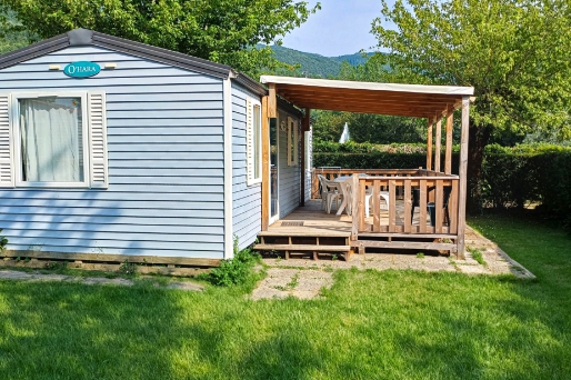 Vue extérieure du mobil-home 6/8 personnes avec terrasse en bois, en location au camping le Clairet à Serrières-en-Chautagne