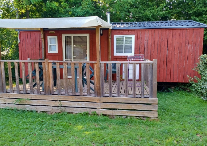 Vue extérieure du mobil-home Sun Roller 2008, avec terrasse couverte et fermée, en location au camping près d’Aix-les-Bains le Clairet