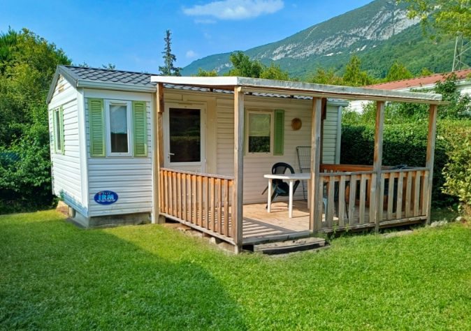 Vue extérieure du mobil-home IRM 2011, avec terrasse couverte et fermée, en location au camping près d’Aix-les-Bains le Clairet