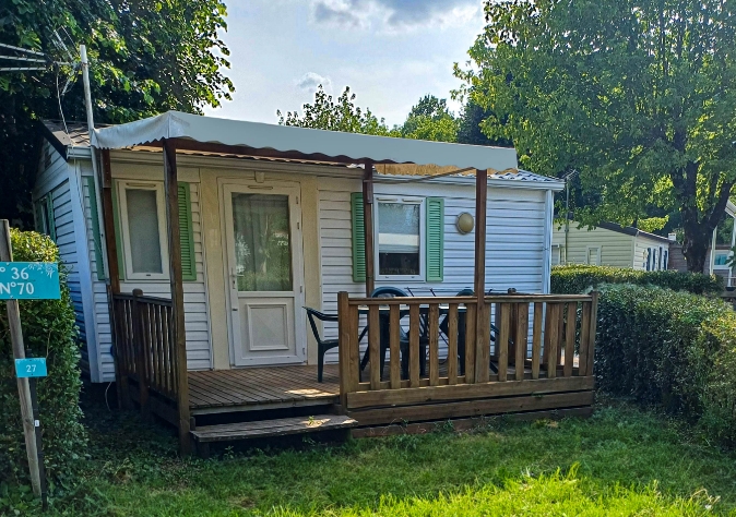 Vue extérieure du mobil-home IRM 2011, avec terrasse couverte et fermée, en location au camping près d’Aix-les-Bains le Clairet