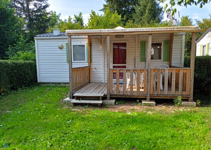 Vue extérieure du mobil-home MH-IRM 2011, avec terrasse couverte, en location au camping le Clairet, camping près du Lac du Bourget