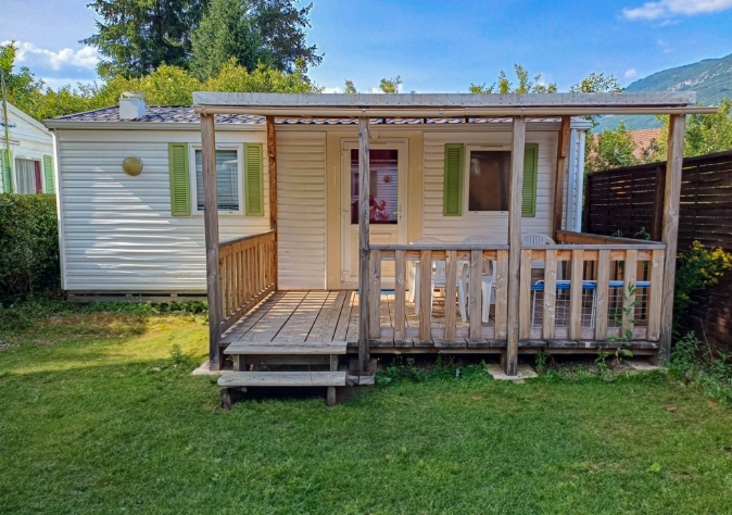 Vue extérieure du mobil-home MH-IRM 2011, avec terrasse couverte, en location au camping le Clairet, camping près du Lac du Bourget