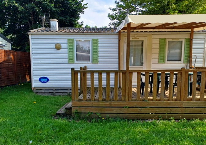 Vue extérieure du mobil-home MH-IRM 2011, avec terrasse couverte, en location au camping le Clairet, camping près du Lac du Bourget