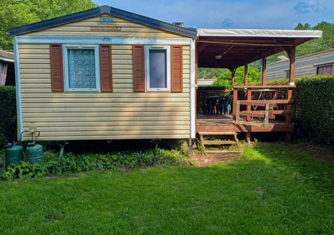 Vue extérieure du mobil-home MH-IRM 2011, avec terrasse couverte, en location au camping le Clairet, camping près du Lac du Bourget