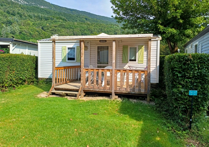 Vue extérieure du mobil-home MH-IRM 2011, avec terrasse couverte, en location au camping le Clairet, camping près du Lac du Bourget