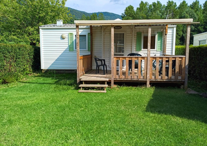 Vue extérieure du mobil-home MH-IRM 2011, avec terrasse couverte, en location au camping le Clairet, camping près du Lac du Bourget