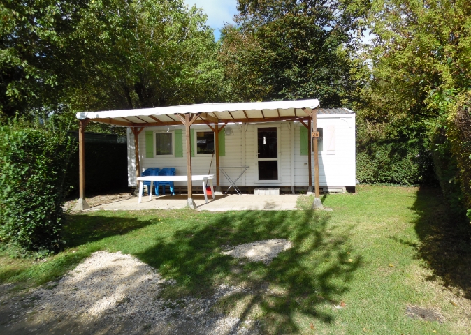 Vue extérieure du mobil-home MH-IRM 2011, avec terrasse couverte, en location au camping le Clairet, camping près du Lac du Bourget