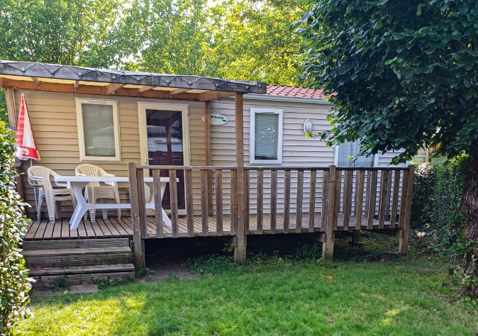 Vue extérieure du mobil-home MH-IRM 2011, avec terrasse couverte, en location au camping le Clairet, camping près du Lac du Bourget