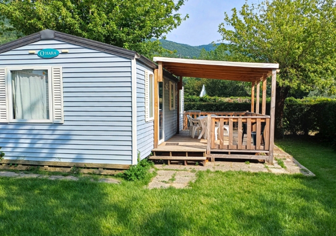 Vue extérieure du mobil-home MH-IRM 2011, avec terrasse couverte, en location au camping le Clairet, camping près du Lac du Bourget