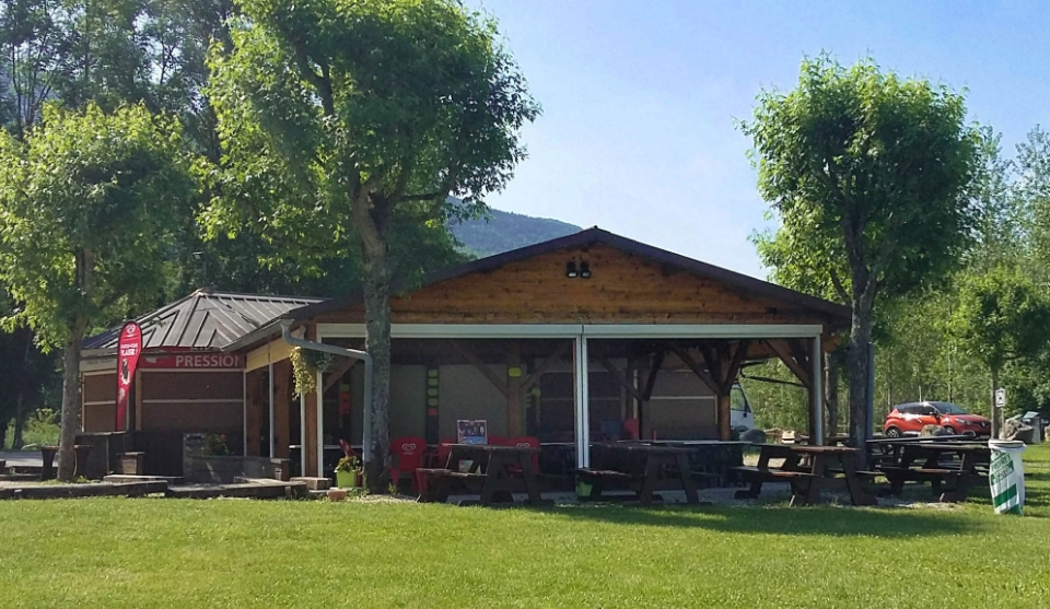 Vue extérieure du restaurant la Paillote et sa terrasse ombragée, camping Le Clairet en Savoie