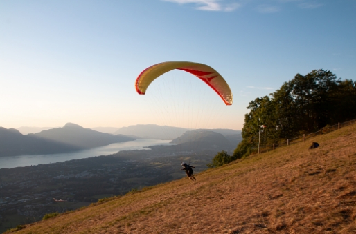 Depuis Pragondran, Parapente au coucher du soleil devant le lac du Bourget.