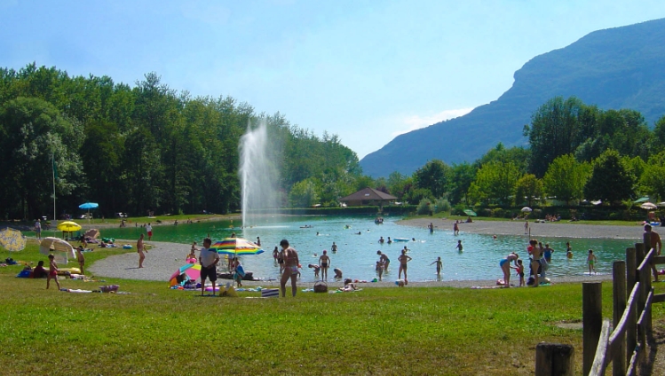 Activité baignade au plan d’eau de Serrières-en-Chautagne du camping le Clairet