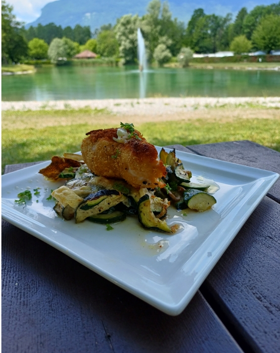 Le restaurant au bord de l’eau, la Paillote, camping Le Clairet à Serrières-en-Chautagne organise des soirées thème, soirée couscous