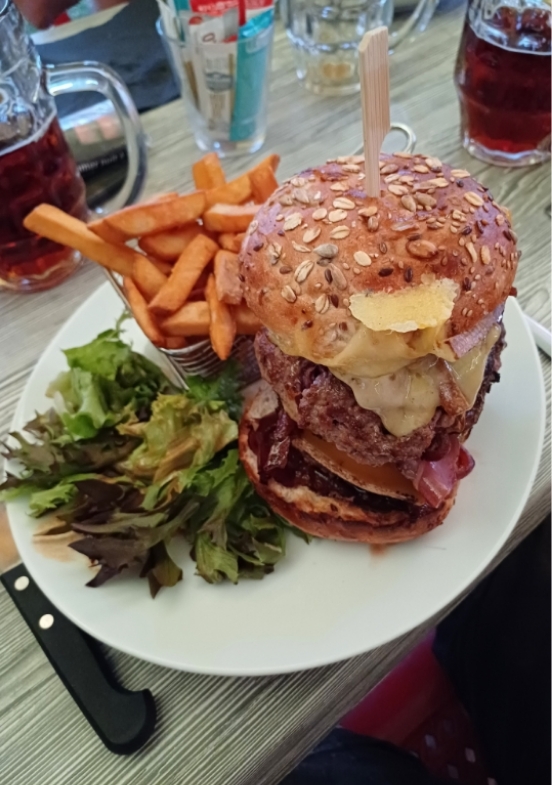 Le Double Burger Chautagnard proposé au restaurant la Paillote, camping Le Clairet à Serrières-en-Chautagne