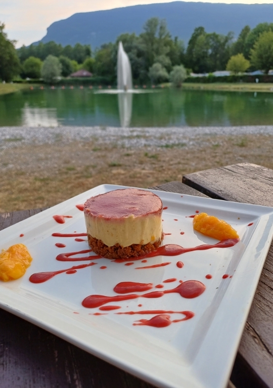 Le dessert du jour proposé au restaurant la Paillote, restaurant au bord de l’eau, camping Le Clairet à Serrières-en-Chautagne
                                        