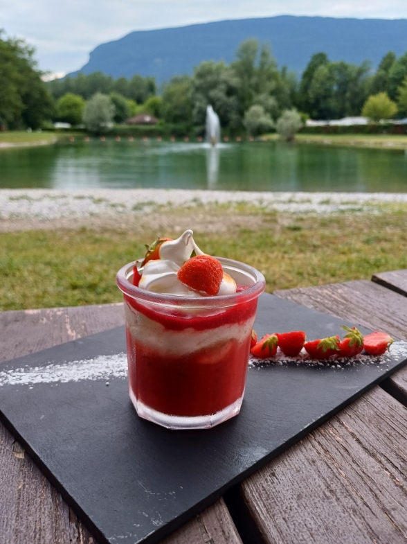Coulis à la fraise, proposé au restaurant la Paillote, restaurant au bord de l’eau, camping Le Clairet près d’Aix-les-Bains