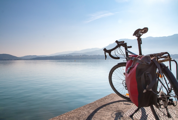 Piste cyclable sur les bords du lac du Bourget 